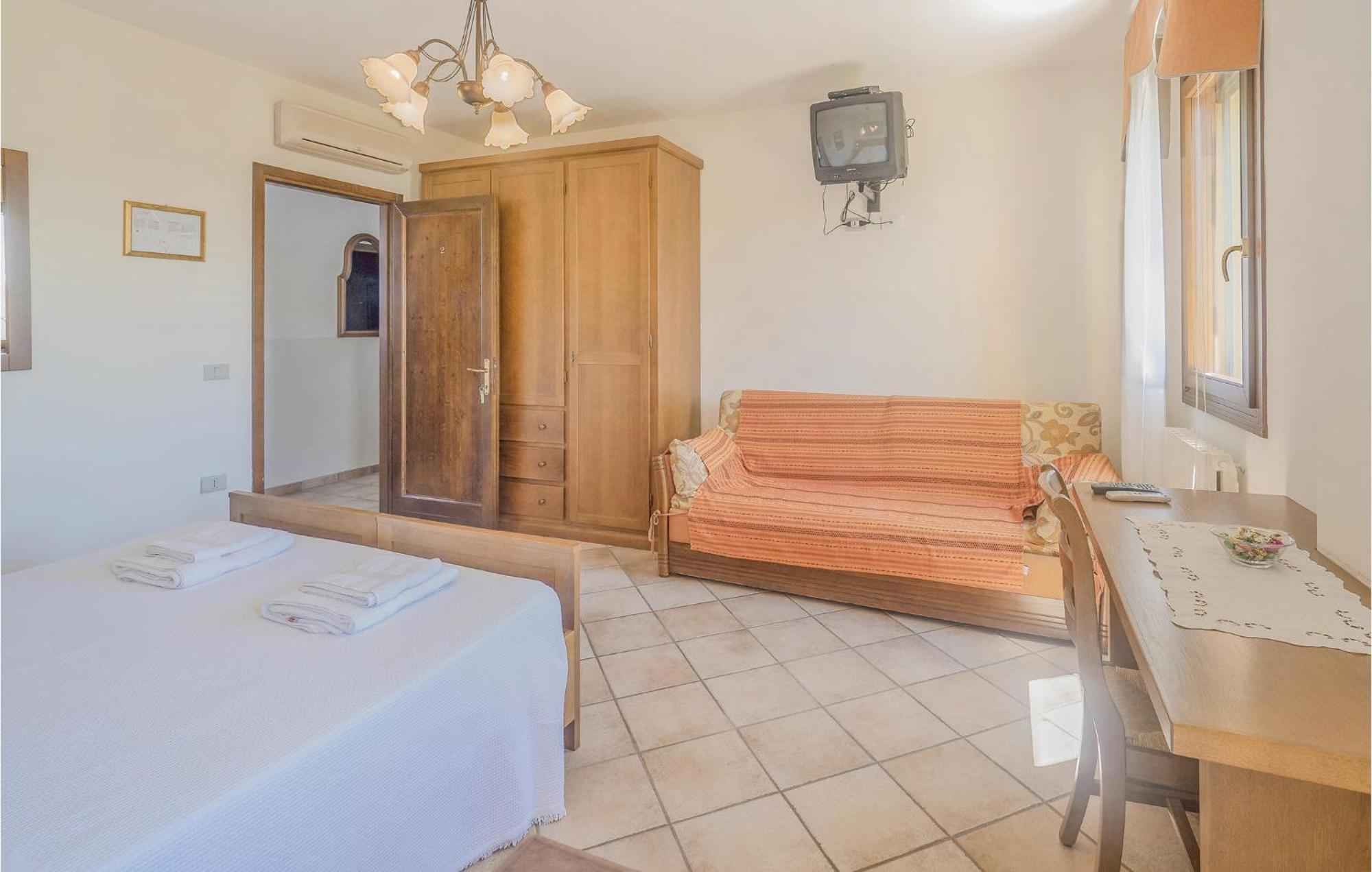 Awesome Home In Ariano Nel Polesine With Kitchen San Basilio Bagian luar foto