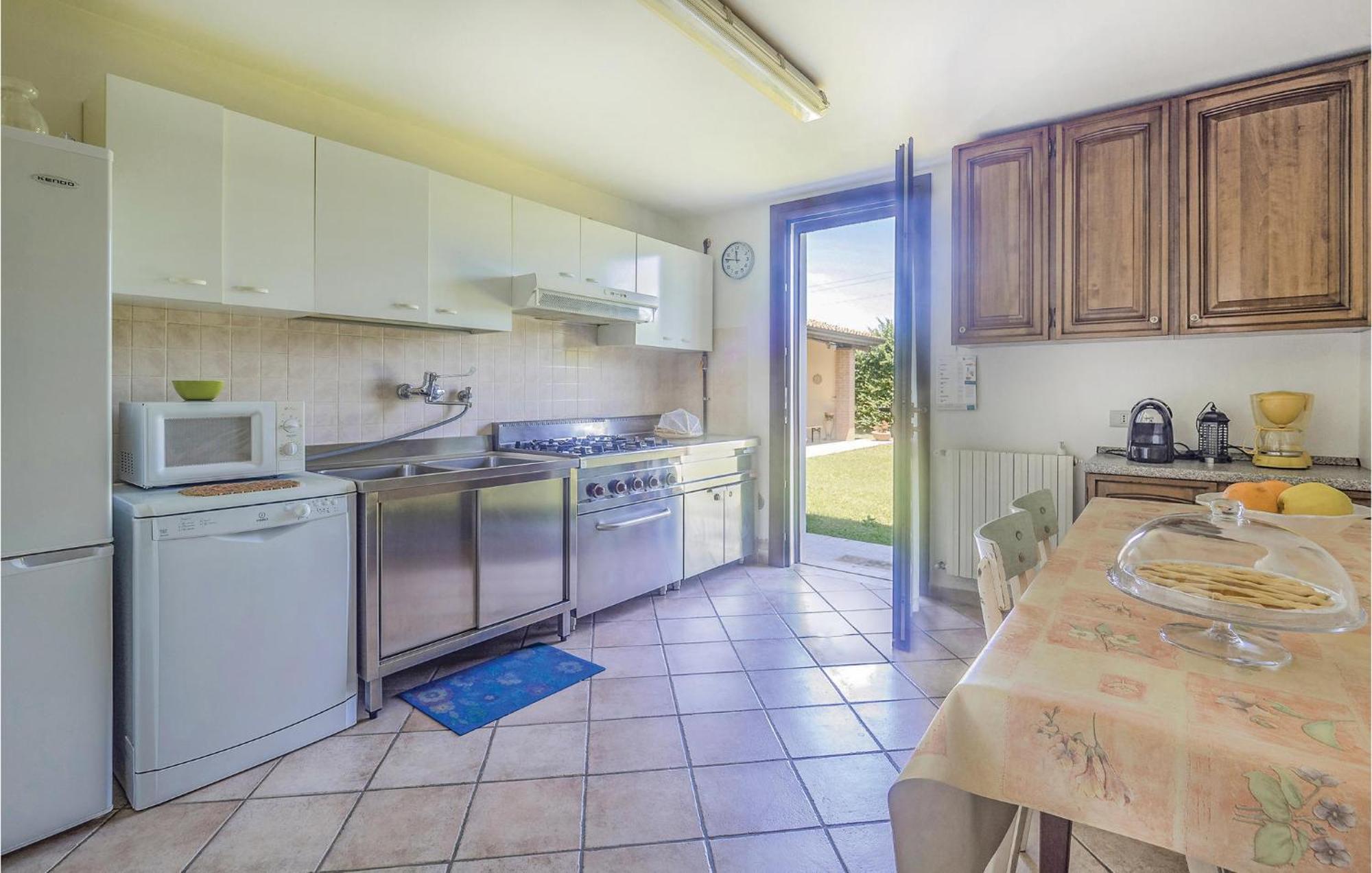 Awesome Home In Ariano Nel Polesine With Kitchen San Basilio Bagian luar foto