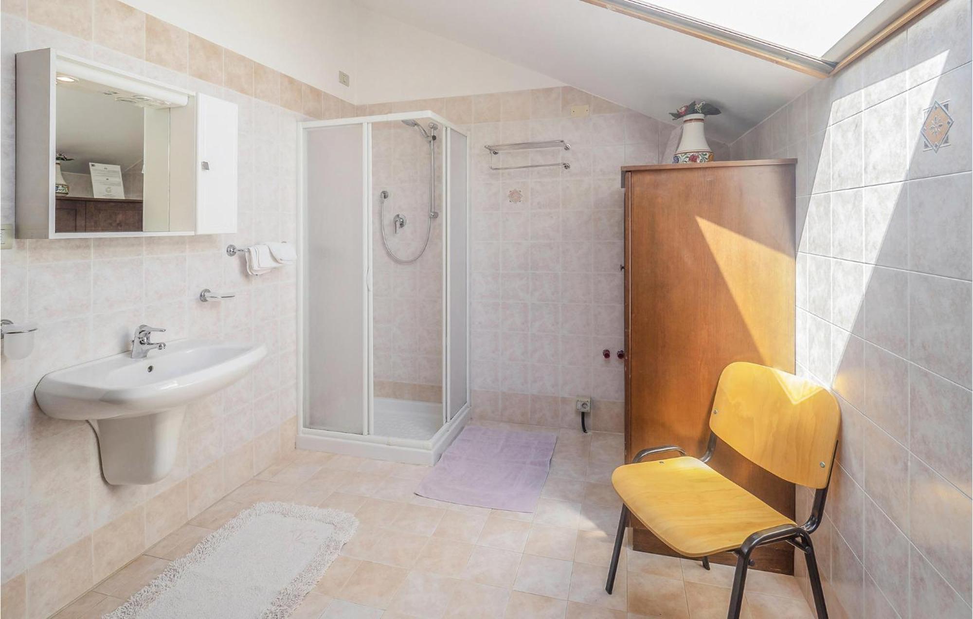 Awesome Home In Ariano Nel Polesine With Kitchen San Basilio Ruang foto