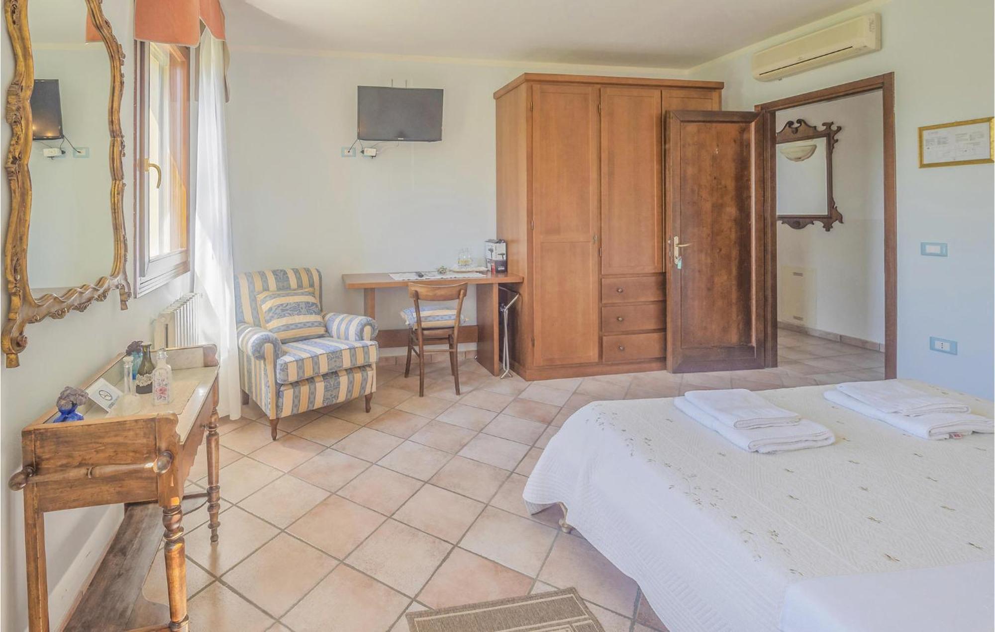 Awesome Home In Ariano Nel Polesine With Kitchen San Basilio Ruang foto