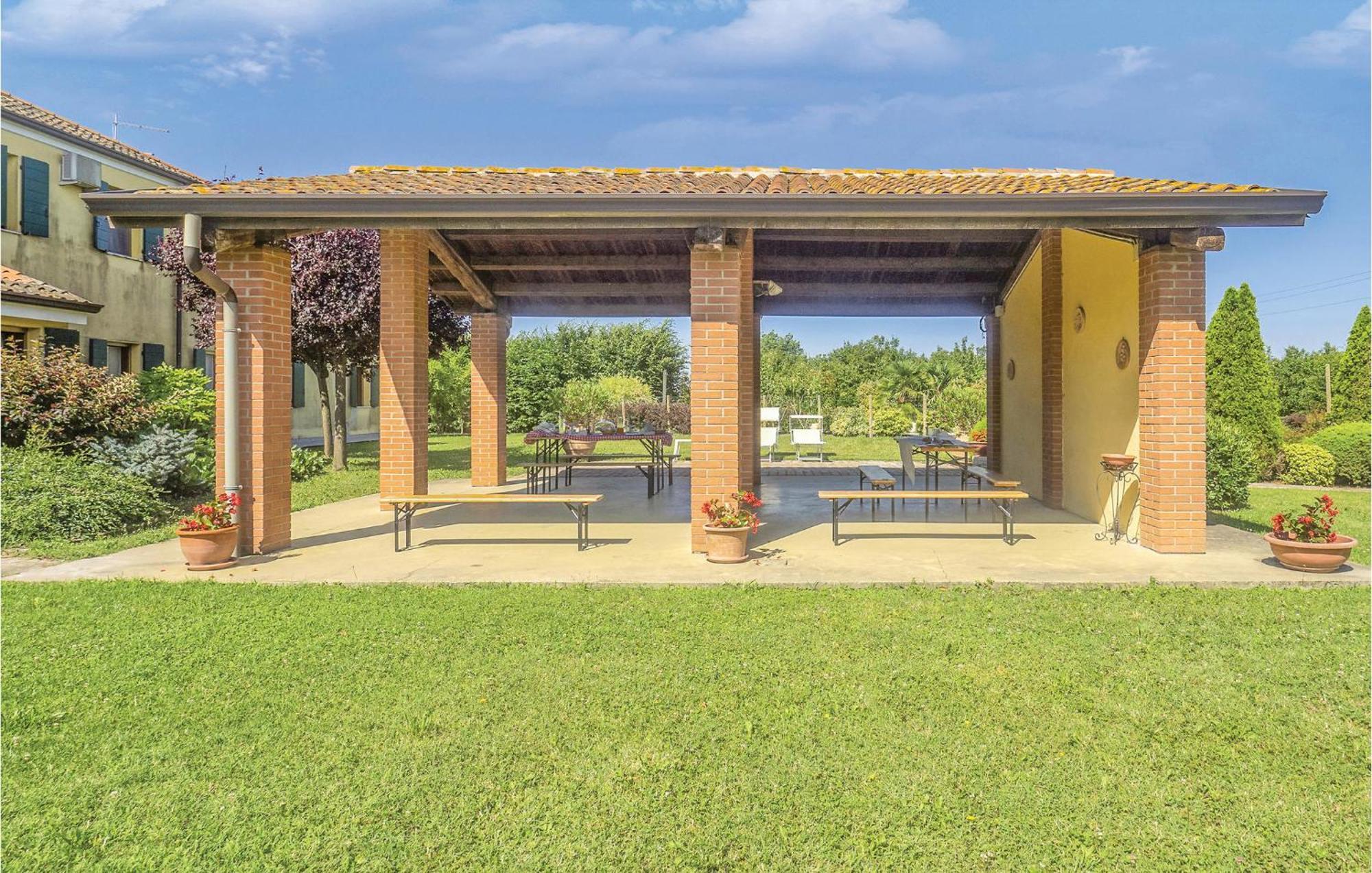 Awesome Home In Ariano Nel Polesine With Kitchen San Basilio Ruang foto